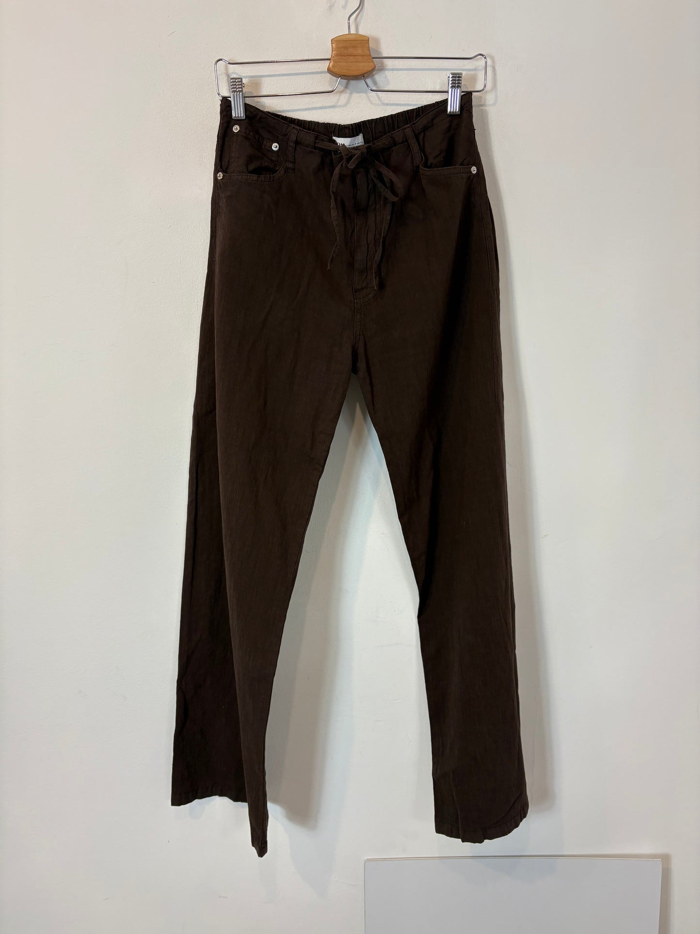 ZARA. Pantalón marrón recto con lino