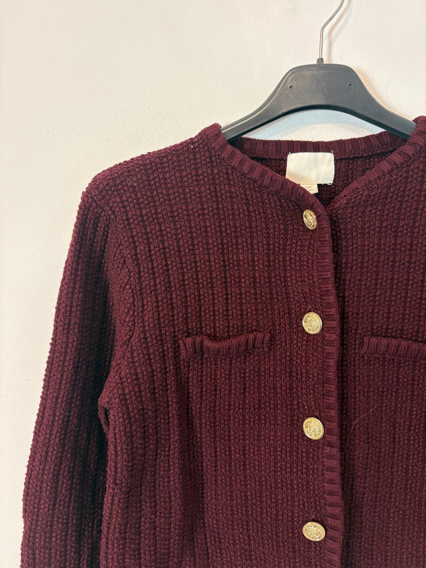 H&M. Chaqueta punto burdeos botones dorados