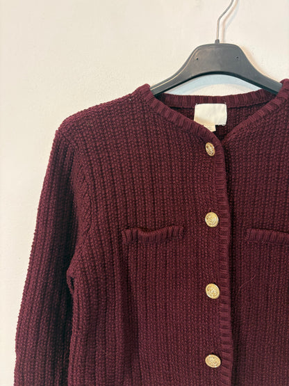 H&M. Chaqueta punto burdeos botones dorados
