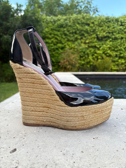 RED VALENTINO. Cuña esparto charol en negro. T 38