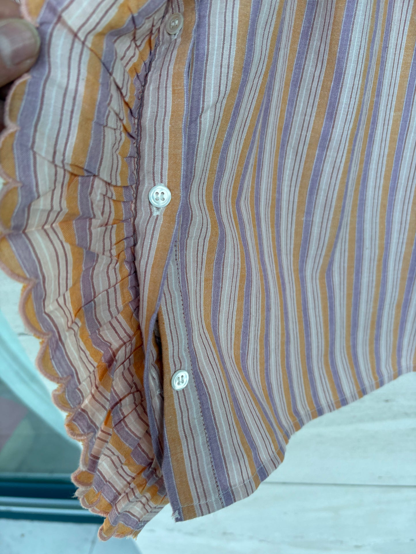 FEEKA. Blusa rayas y volante