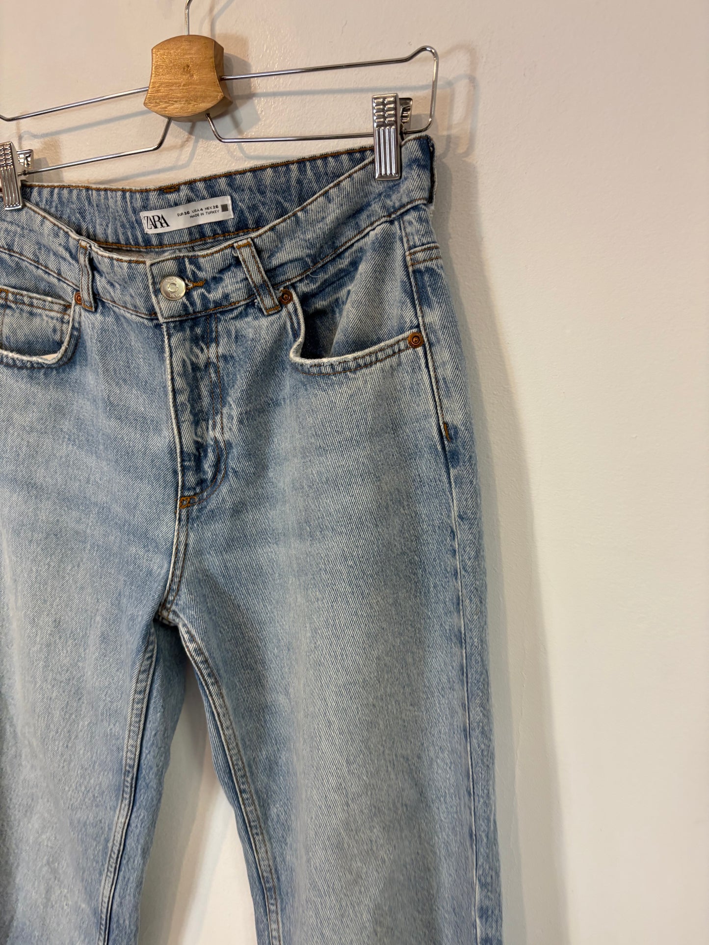 ZARA . Denim recto tiro medio