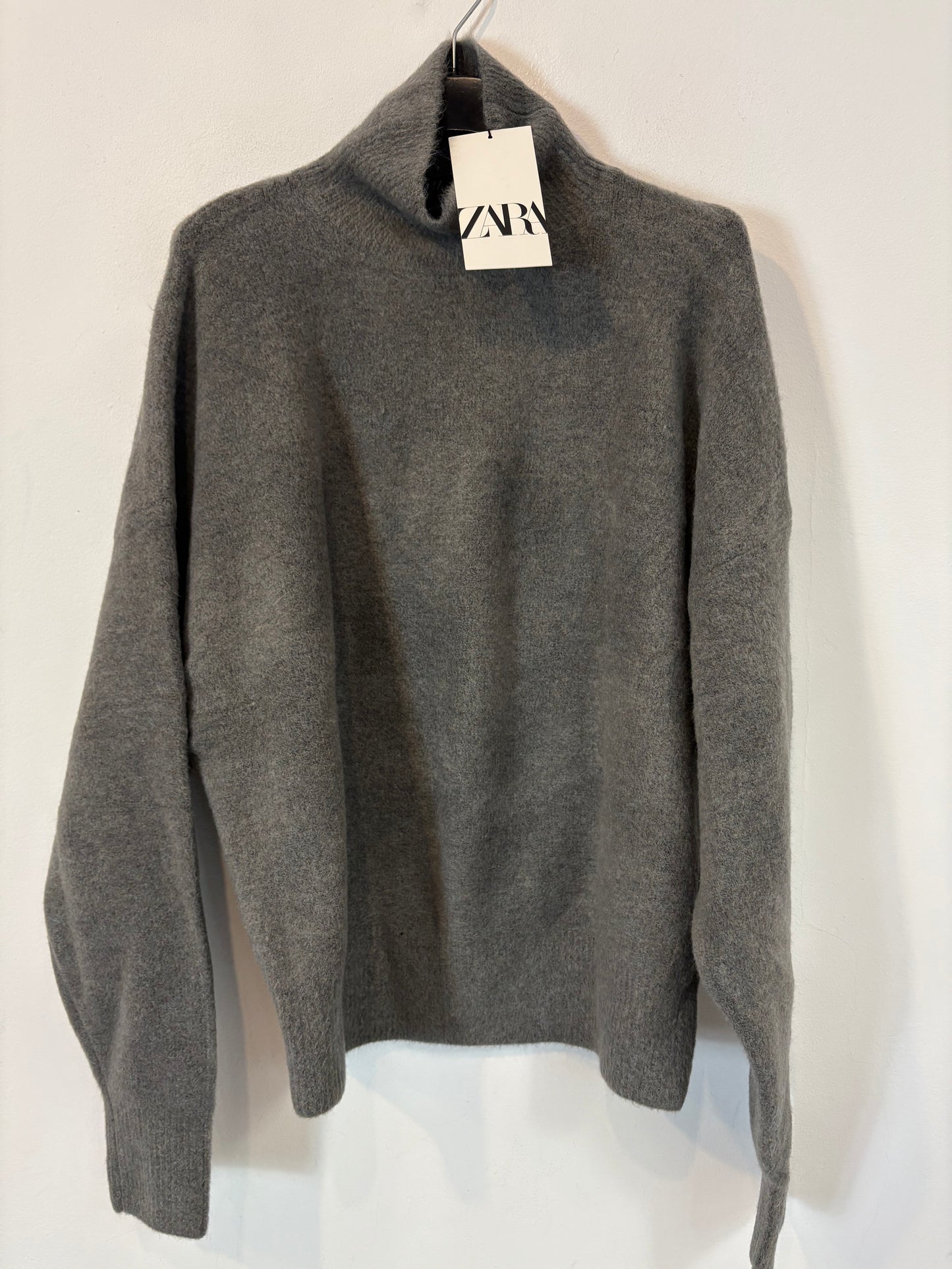 ZARA. Jersey  gris punto suave. T M