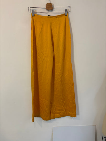 MANGO. Total look satinado plumas