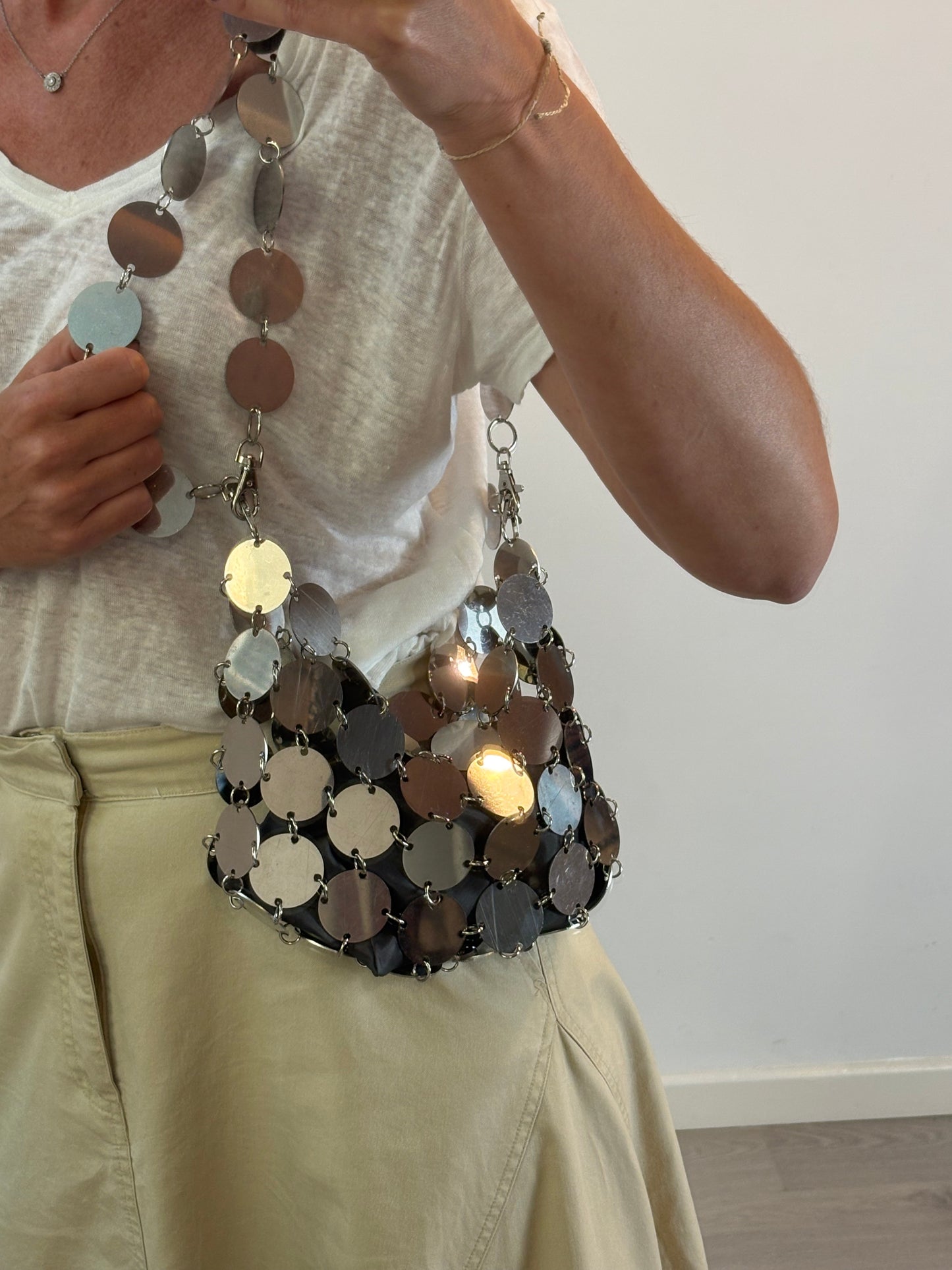 OTRAS. Bolso plateado tachuelas doble asa