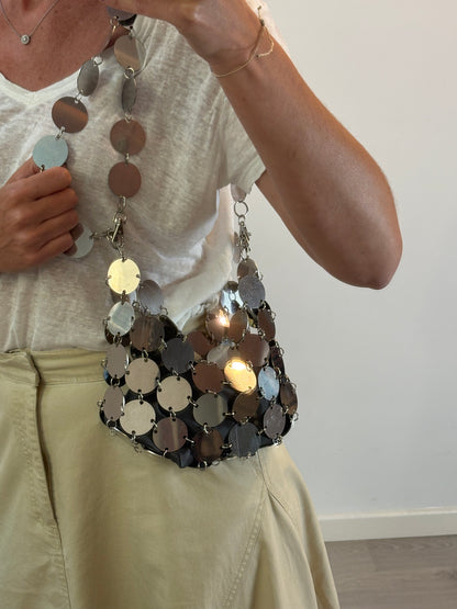 OTRAS. Bolso plateado tachuelas doble asa