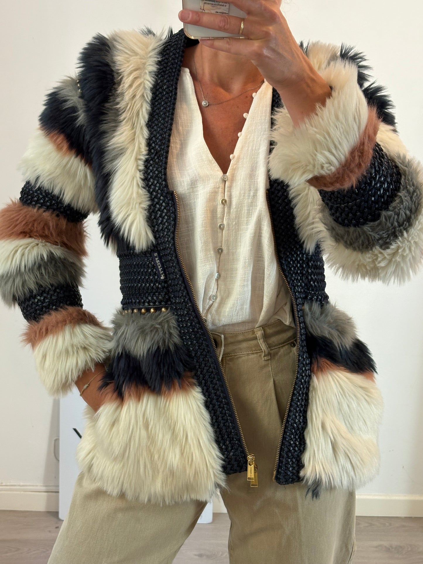 HIGHLY PRETTY. Abrigo pelo detalles T.s