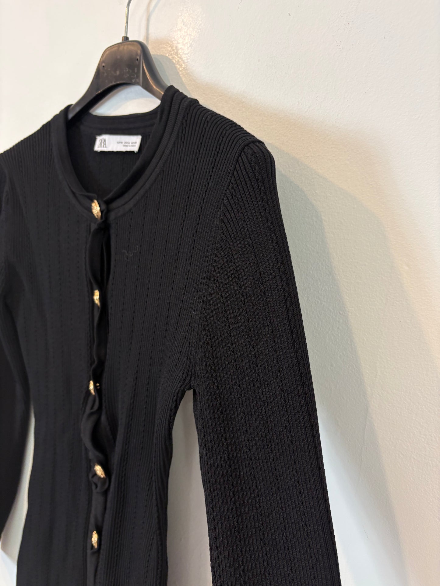 ZARA. Short stretch dress with gold buttons. TM