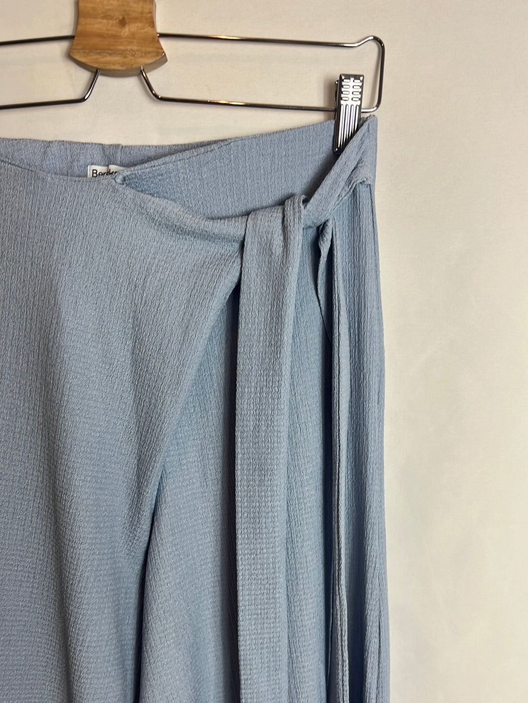 BERSHKA. Pantalón azul fluido efecto pareo. T M