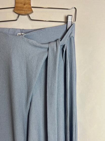 BERSHKA. Pantalón azul fluido efecto pareo. T M