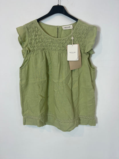 INDI &amp; COLD. Green textured sleeveless top. TM