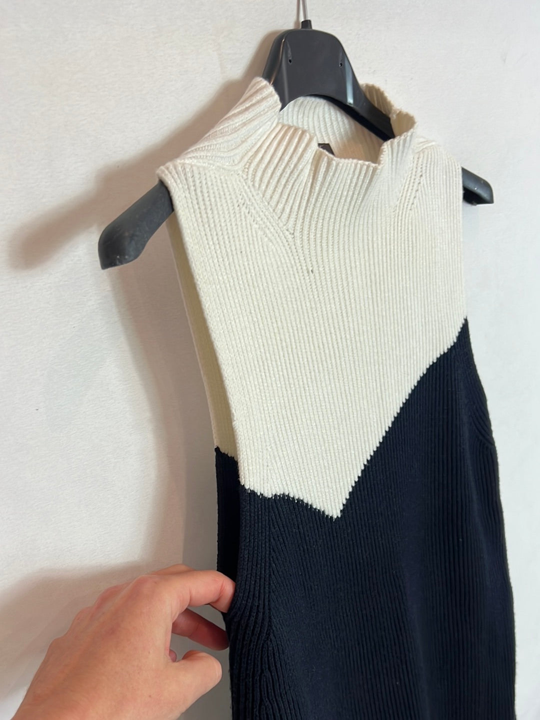 ADOLFO DOMINGUEZ. Top canalé bicolor apertura. T 38