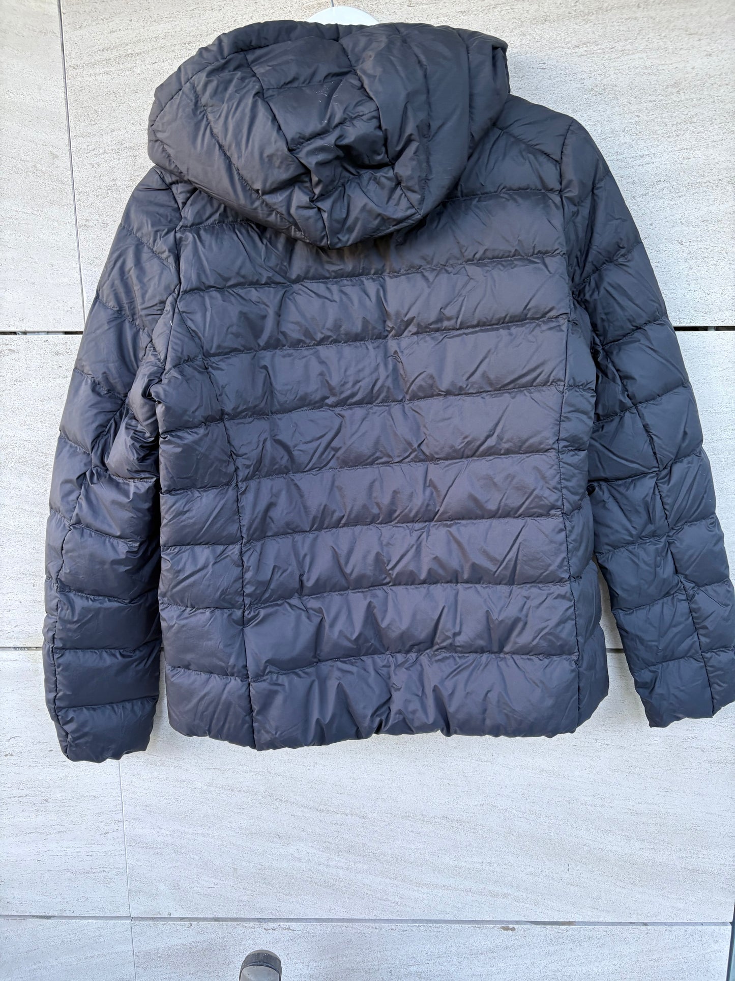 UNIQLO. Ultralight dark blue down jacket with hood. TM