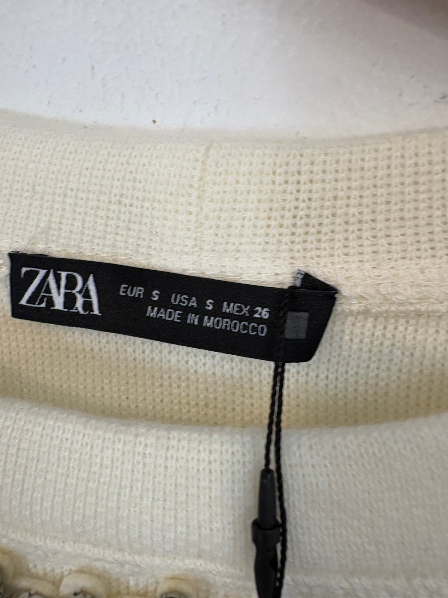 ZARA. Ecru sweater with neckline detail. TS