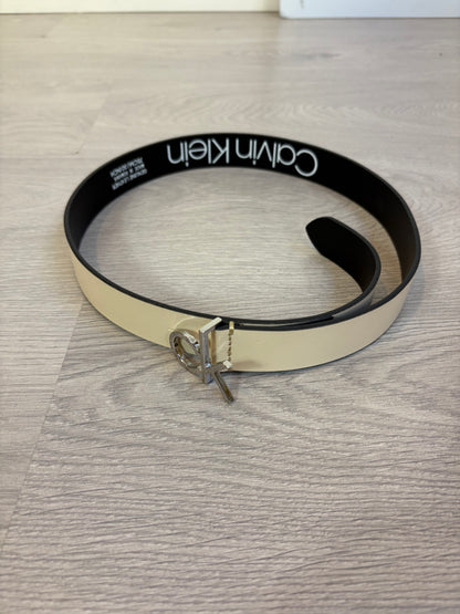 CALVIN KLEIN. Cinturón beige hebilla logo