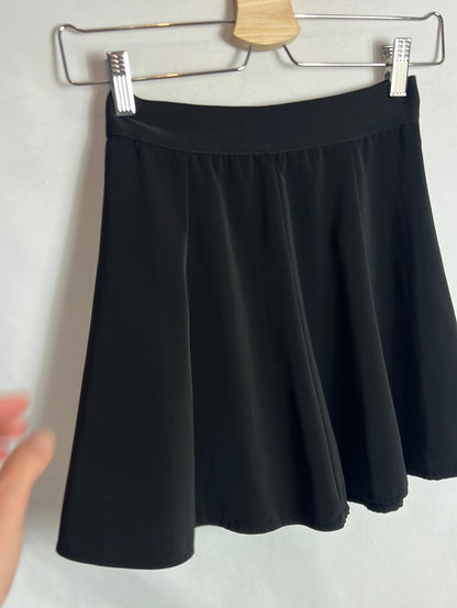 BRANDY MELVILLE. Falda corta negra vuelo. T XS