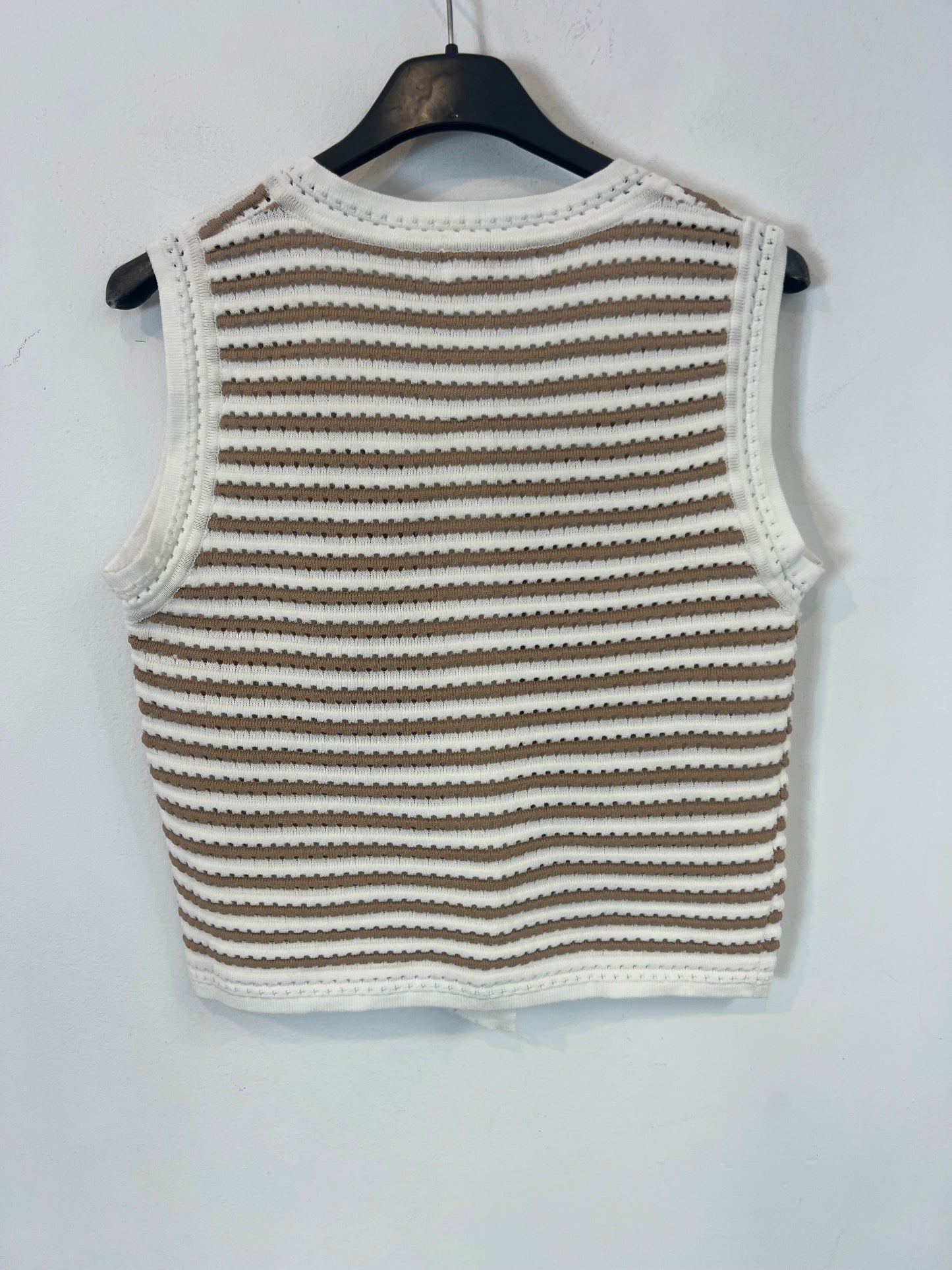 OTRAS. Conjunto  beige y blanco perforado. T S