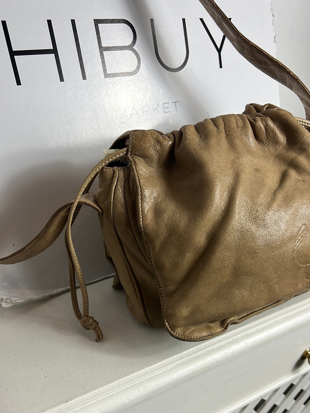 OTRAS. Bolso beige piel logo