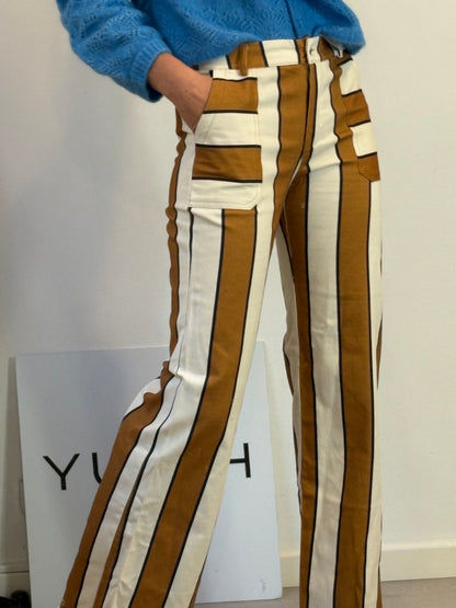 ZÚA. Pantalón rayas pata ancha