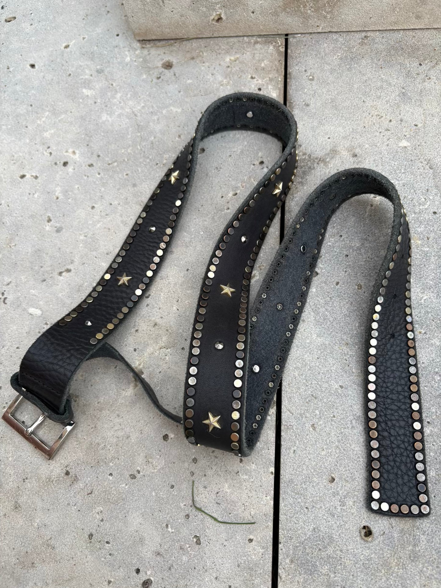 ZADIG & VOLTAIRE. Cinturón piel negro tachas estrellas