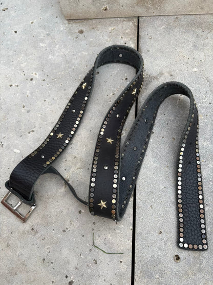 ZADIG & VOLTAIRE. Cinturón piel negro tachas estrellas