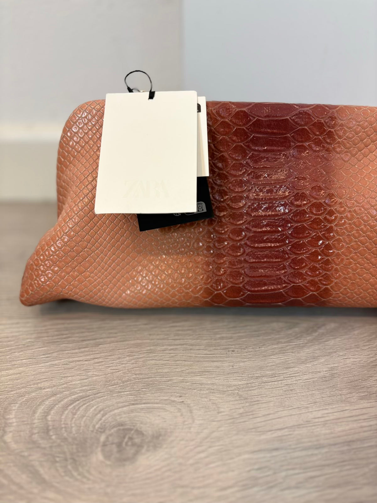 ZARA. Pouch de piel con relieve edición limitada