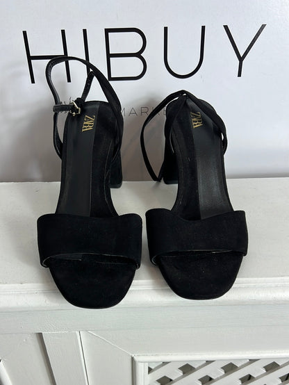 ZARA. Sandalia negra tira negra al tobillo. T 39