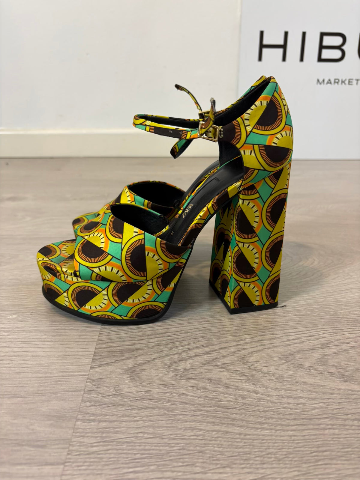 ZARA. Plataformas africanas
