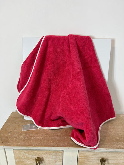 AL AGUA PATOS. Toalla roja cereza