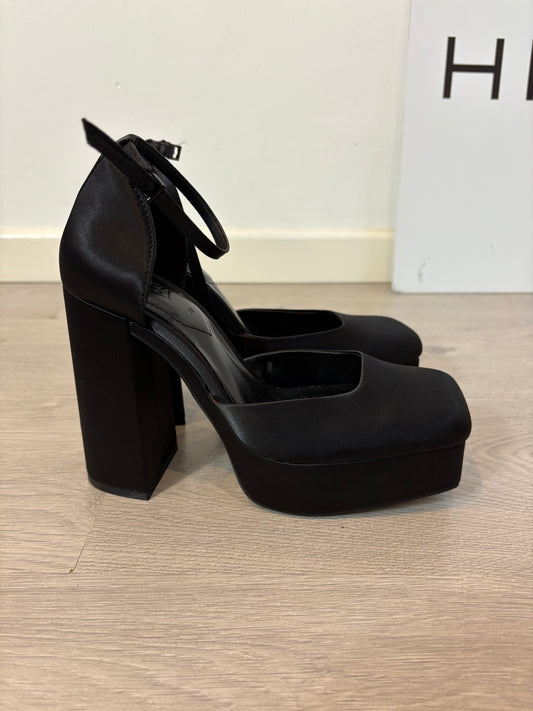 ZARA. Zapato negro plataforma. T 38