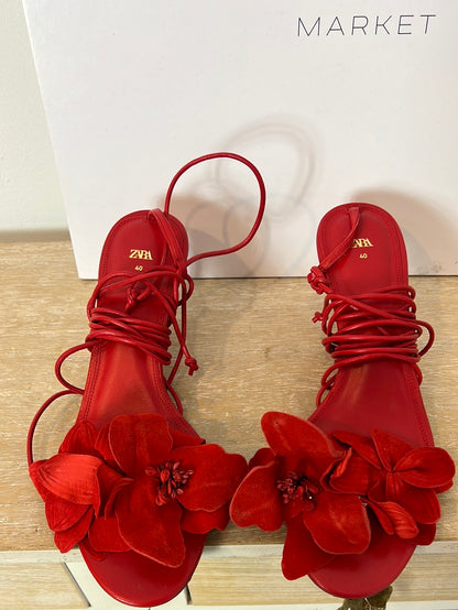 ZARA. Sandalia rojas flores T.40