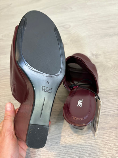 ZARA. Sandalia burdeos piel T 39