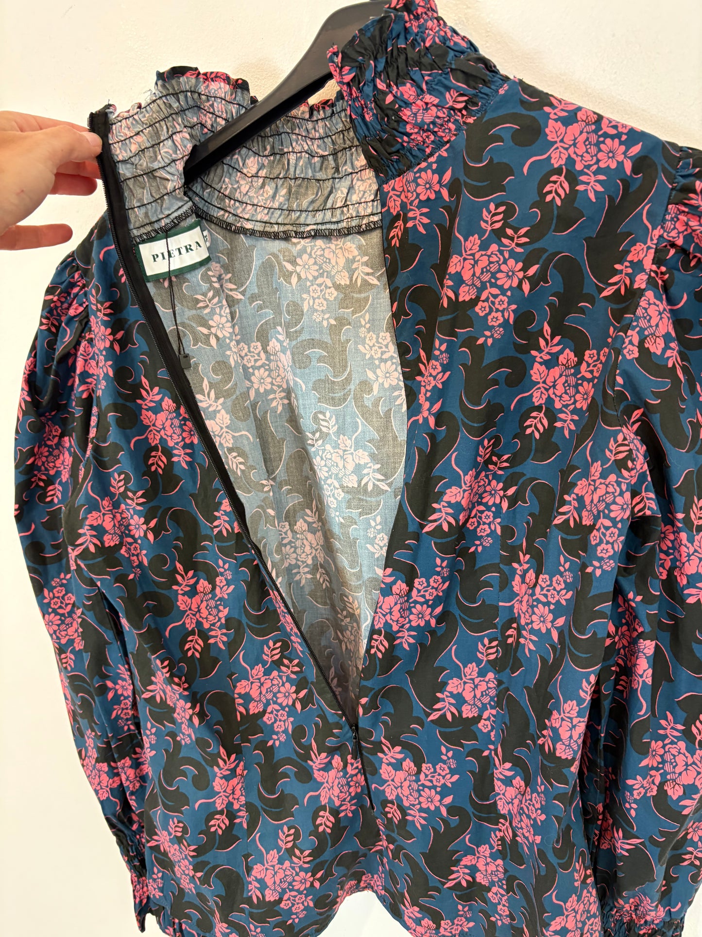 PIETRA. Blusa azul flores rosa