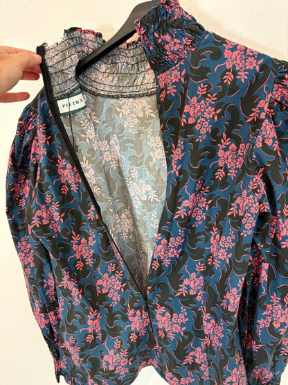 PIETRA. Blusa azul flores rosa