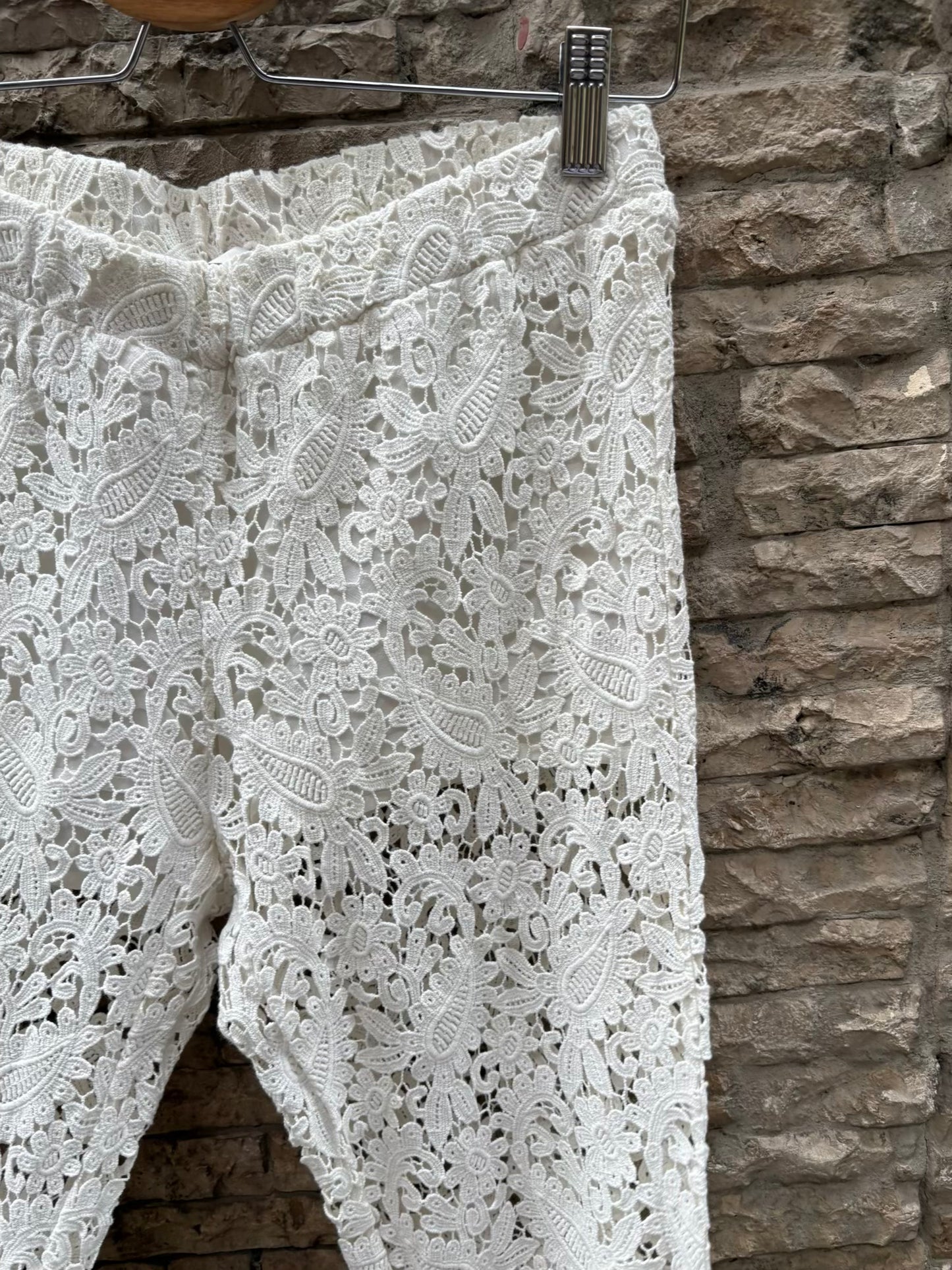MAJE. Pantalón troquelado color crudo