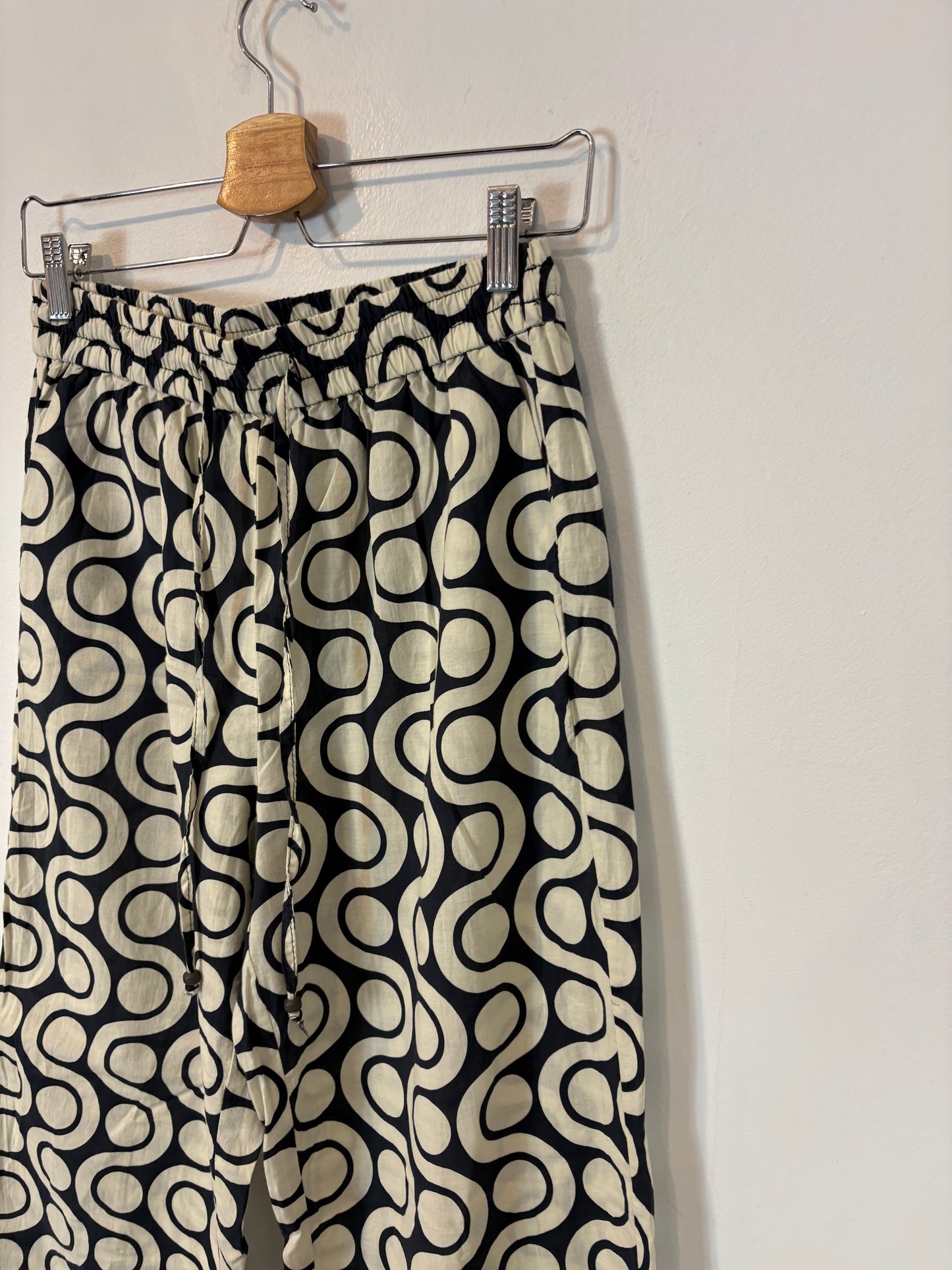 ZARA. Pantalón fluido estampado geométrico