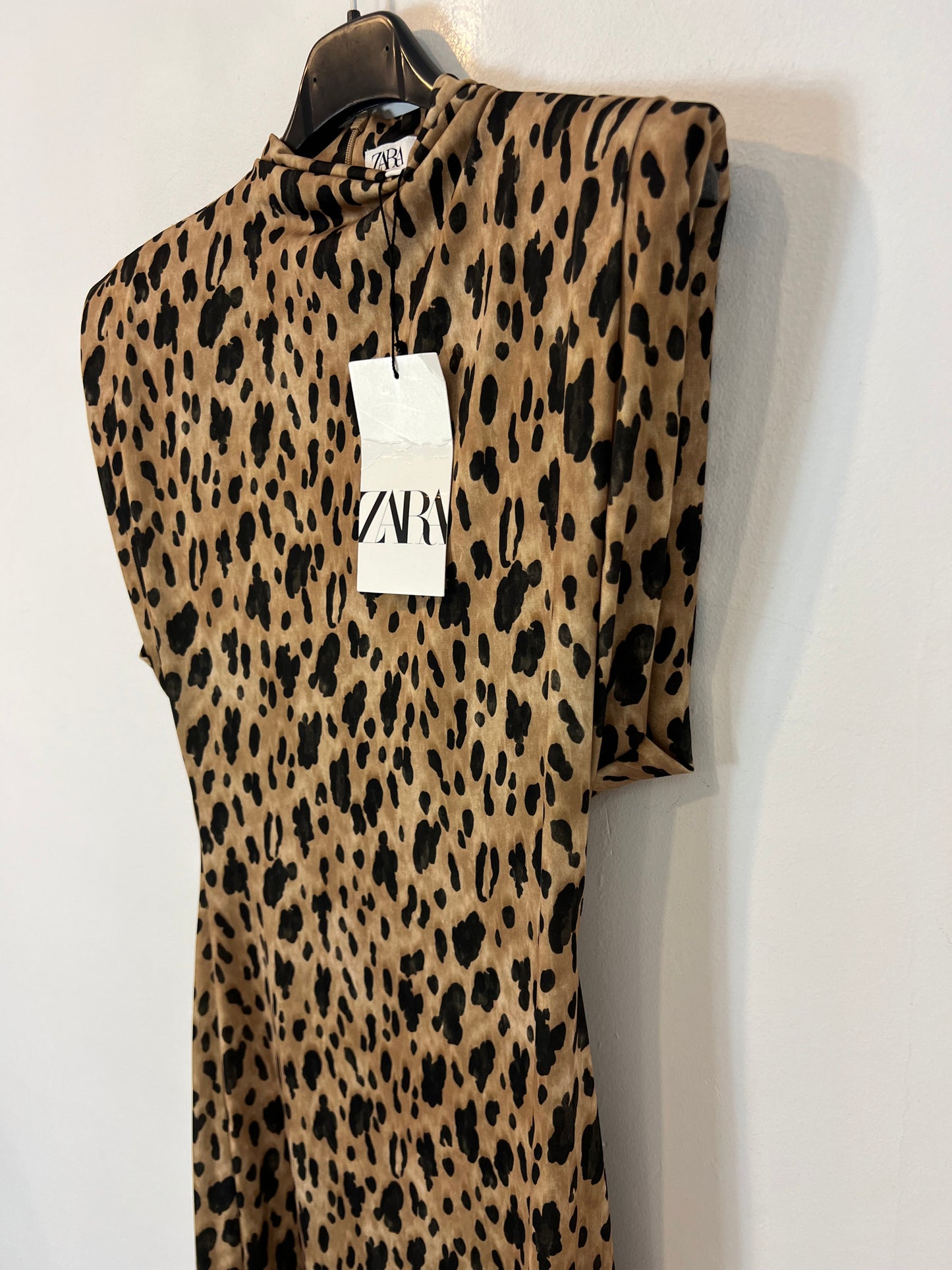 ZARA. Vestido corto  animal print hombreras.. T S