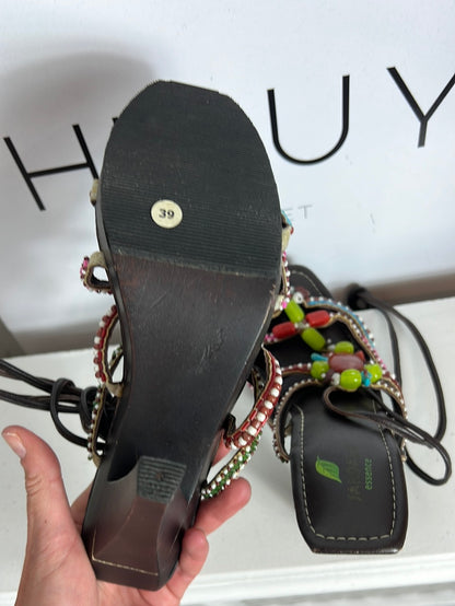 SANDALO ESSENCE. Sandalia marrón detalles pedrería colores. T 39