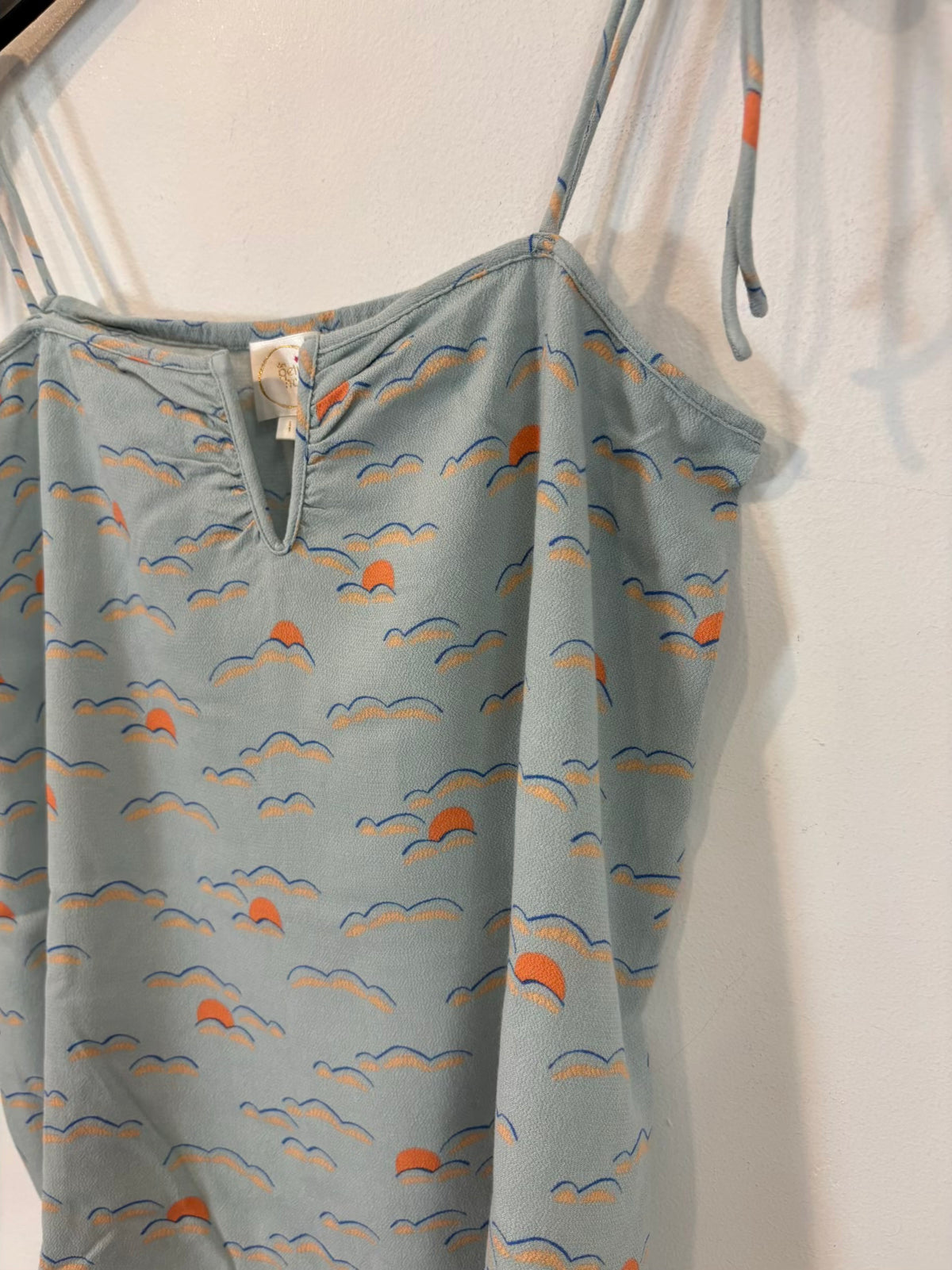 DES PETITS HAUTS Top azul claro estampado