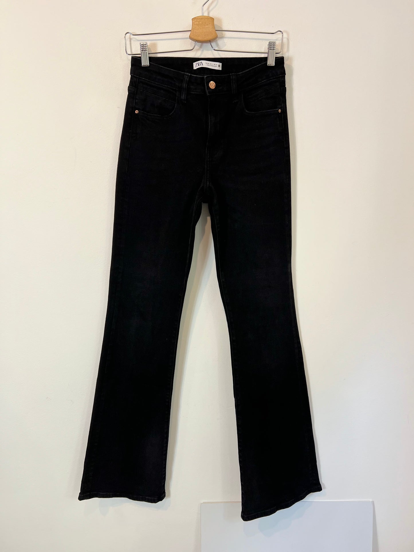 ZARA. Pantalón negro campana T.38