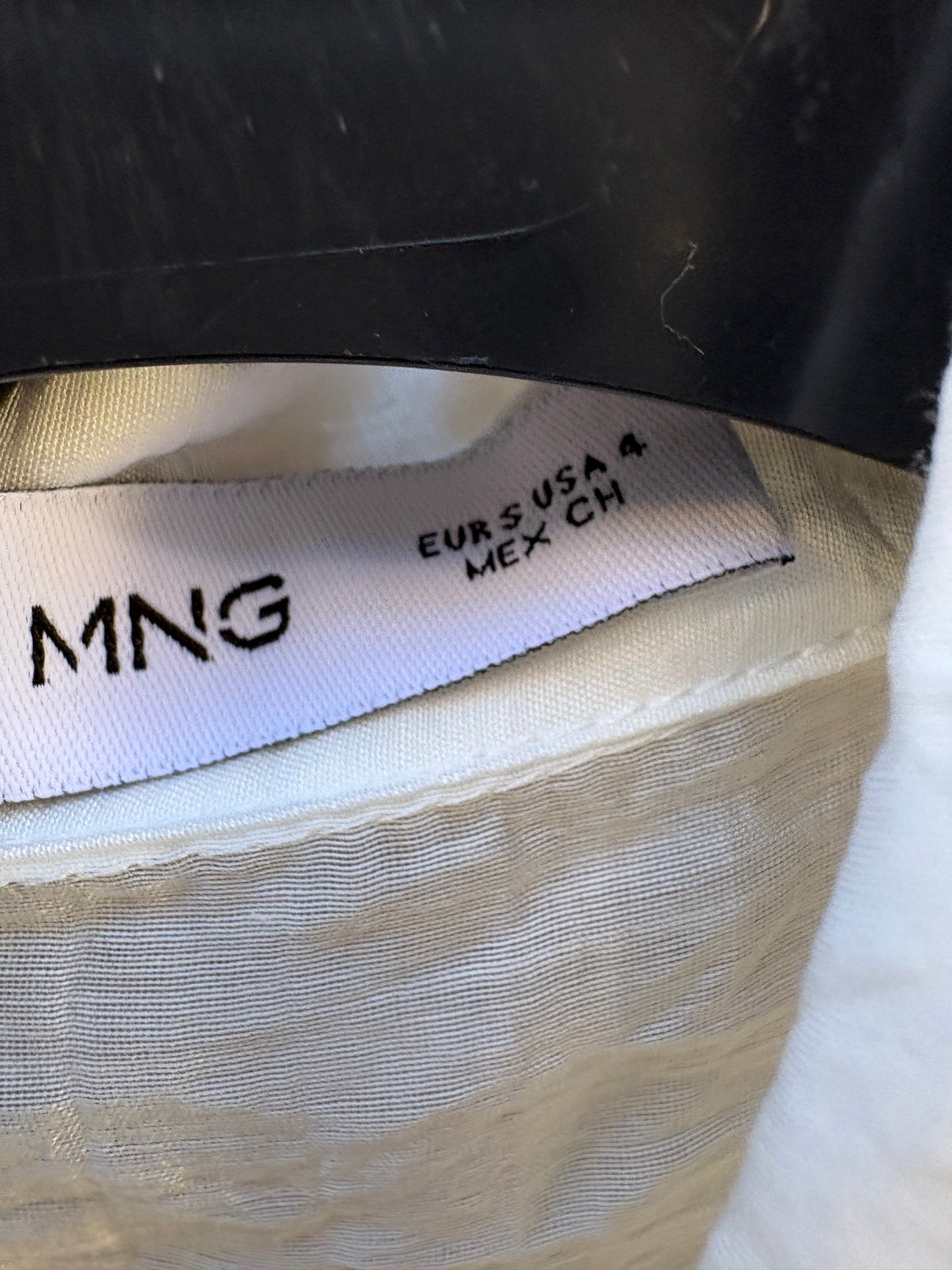 MANGO. Blusa textura volantes