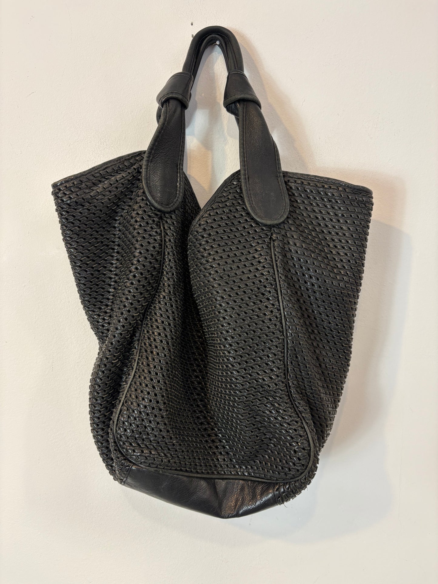 UTERÜE. Bolso negro piel shopper