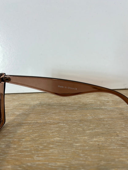 OTRAS. Gafas de sol semitransparentes