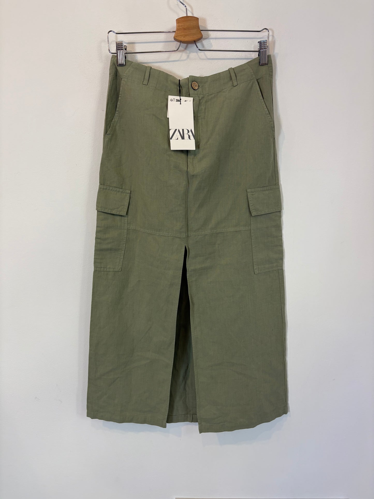 ZARA. Falda midi verde mezcla. T M