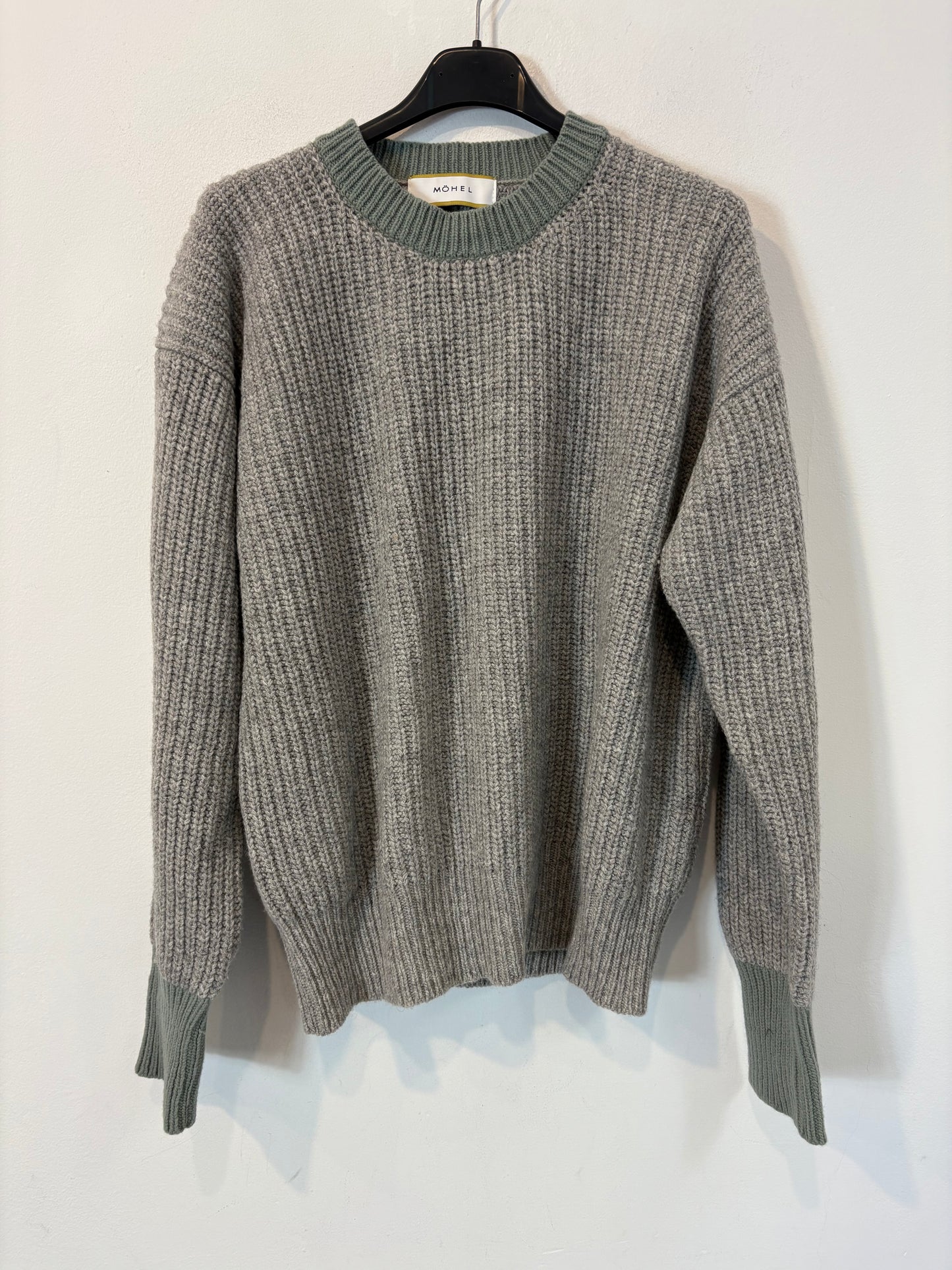 MÖHEL. Jersey gris lana detalle cuello