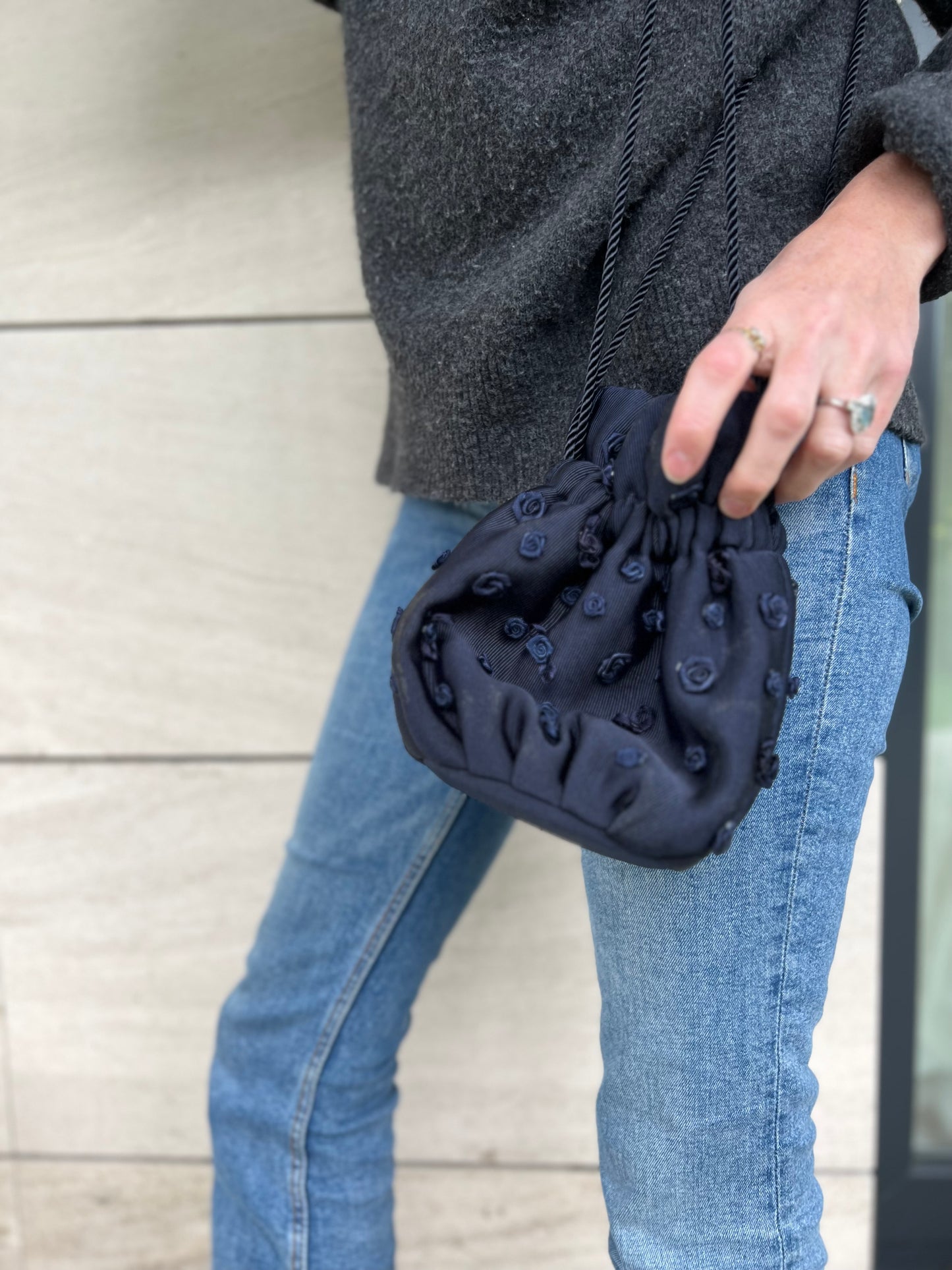 DRAP DIFUSSION. Dark blue bucket-style bag