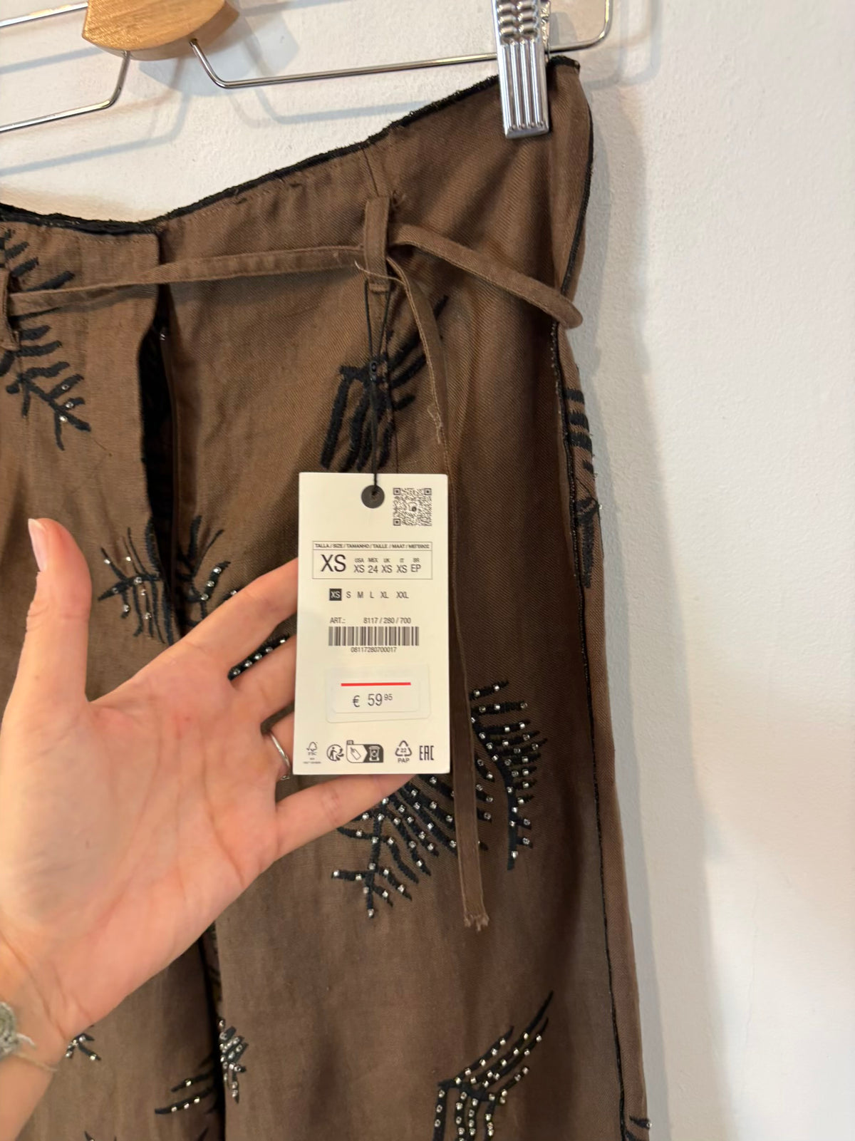 ZARA. Conjunto marrón bordado