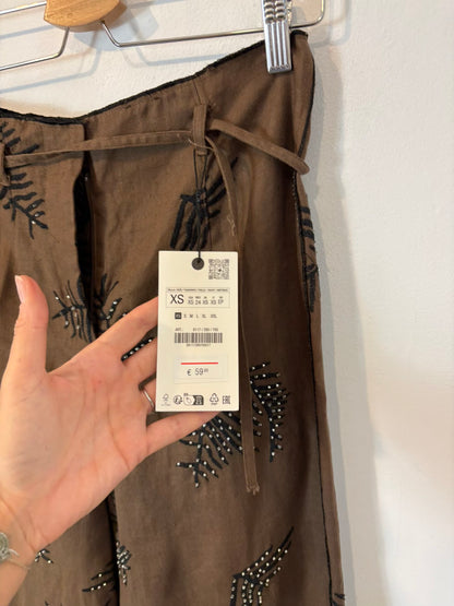 ZARA. Conjunto marrón bordado