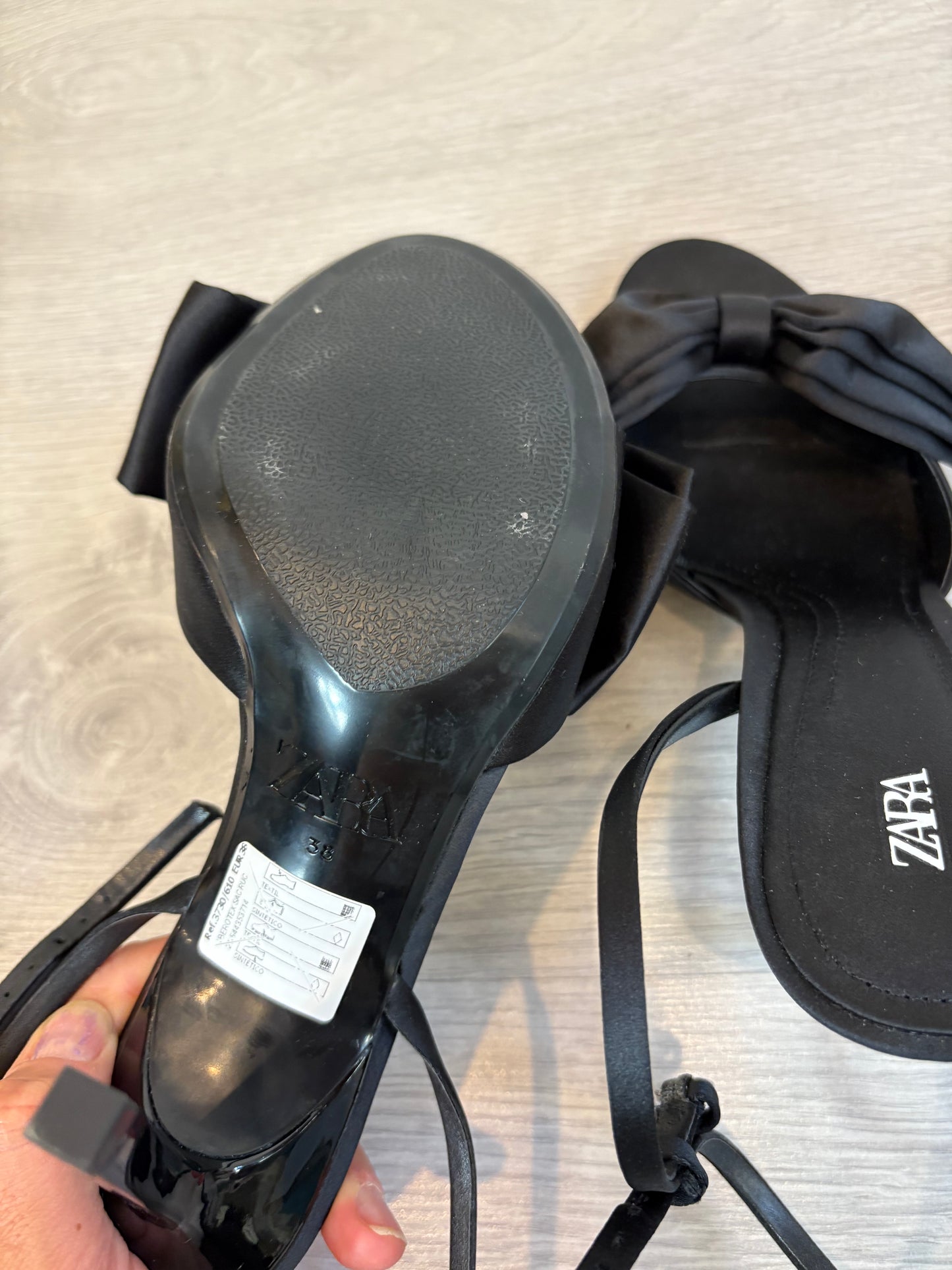 ZARA. Sandalia tacón lazo. T 38