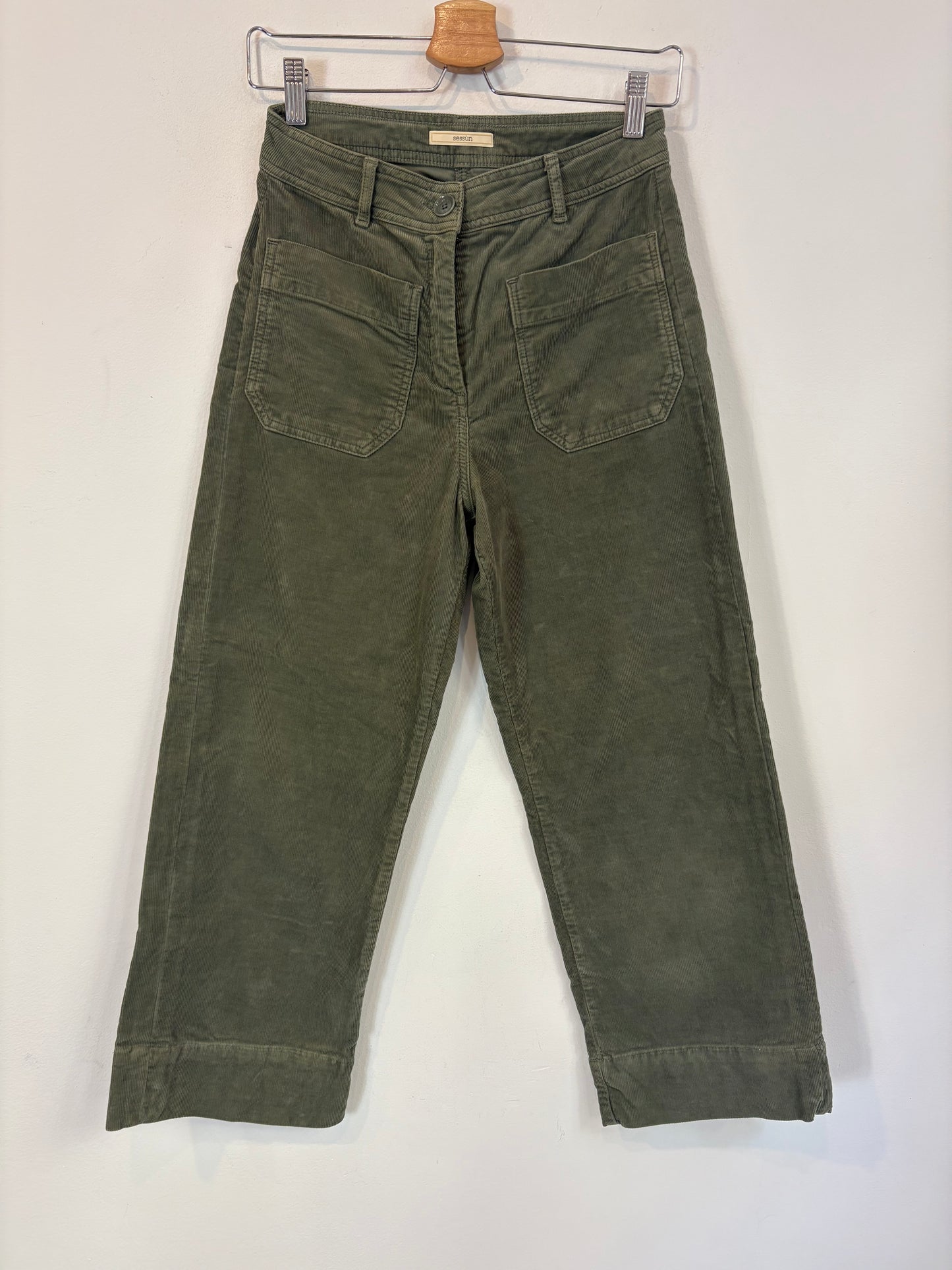 SESSÚN. Pantalón verde pana. T 36